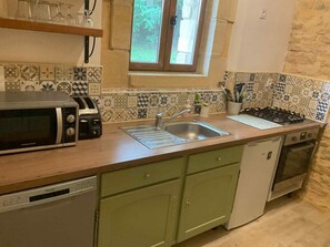 Mikrovågsugn, ugn, spishäll och diskmaskin