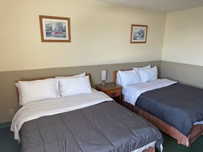 Desk, free WiFi - Wheatland Hotel (Strathmore)