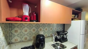 A kitchen with a blender, coffee maker, and a sink. - Serrambi Beach Flat - Porto de Galinhas (Ipojuca)