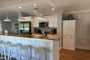 Réfrigérateur, micro-ondes, lave-vaisselle, cafetière/bouilloire