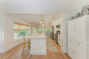 Fridge, microwave, dishwasher, coffee/tea maker - Paradise on Pine (Anna Maria)