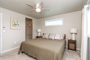 3 habitaciones, tabla de planchar con plancha y cuna de viaje