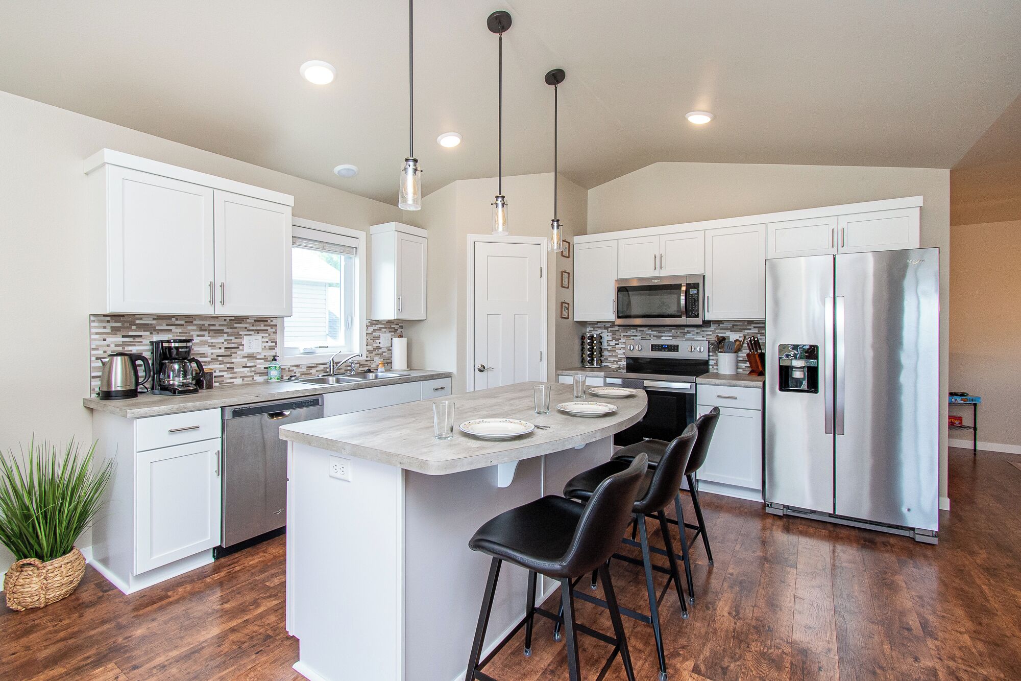 ثلاجة، ميكروويف، فرن، موقد طهي مسطح