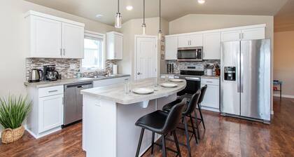 3BR I Kings x 3, 5 min to FargoDome, Pack n play