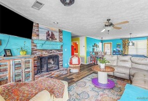 Smart TV, fireplace