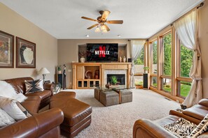 Smart TV, fireplace, DVD player, foosball - Lux Retreat 5 Acres- Pool/Hot Tub/Tiki Bar/Fire Pit/Game Room- Great for Groups! (Lakeville)