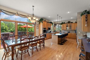 Fridge, microwave, oven, stovetop - Lux Retreat 5 Acres- Pool/Hot Tub/Tiki Bar/Fire Pit/Game Room- Great for Groups! (Lakeville)