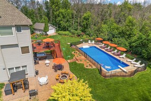 Utendørsbasseng og et oppvarmet basseng