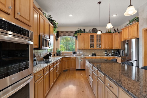 Lux Retreat 5 Acres- Pool/Hot Tub/Tiki Bar/Fire Pit/Game Room- Great for Groups!