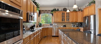 Lux Retreat 5 Acres- Pool/Hot Tub/Tiki Bar/Fire Pit/Game Room- Great for Groups!