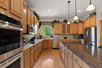 Lux Retreat 5 Acres- Pool/Hot Tub/Tiki Bar/Fire Pit/Game Room- Great for Groups!