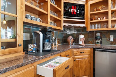 Lux Retreat on 5 Wooded Acres-Pool/Hot Tub/Tiki Bar/Game Room- Great for Groups!