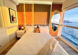 Tabla de planchar con plancha, wifi, ropa de cama