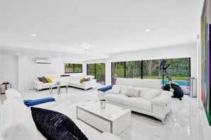 Luxury House, Pool View | Living area