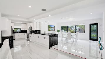 Luxury House, Pool View | Living area