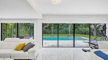 Luxury House, Pool View | Living area