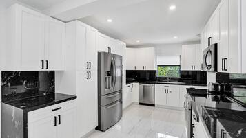 Luxury House, Pool View | Private kitchen