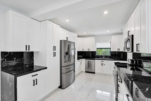 Luxury House, Pool View | Private kitchen