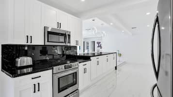 Luxury House, Pool View | Private kitchen