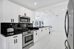 Luxury House, Pool View | Private kitchen