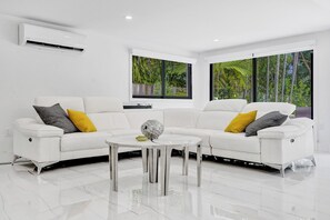 Maison Luxe, vue piscine | Coin séjour