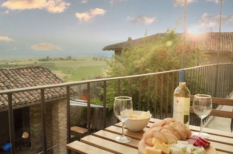 Outdoor dining. Villa hill view for families and groups - relaxation, BBQ and fast Wi-Fi