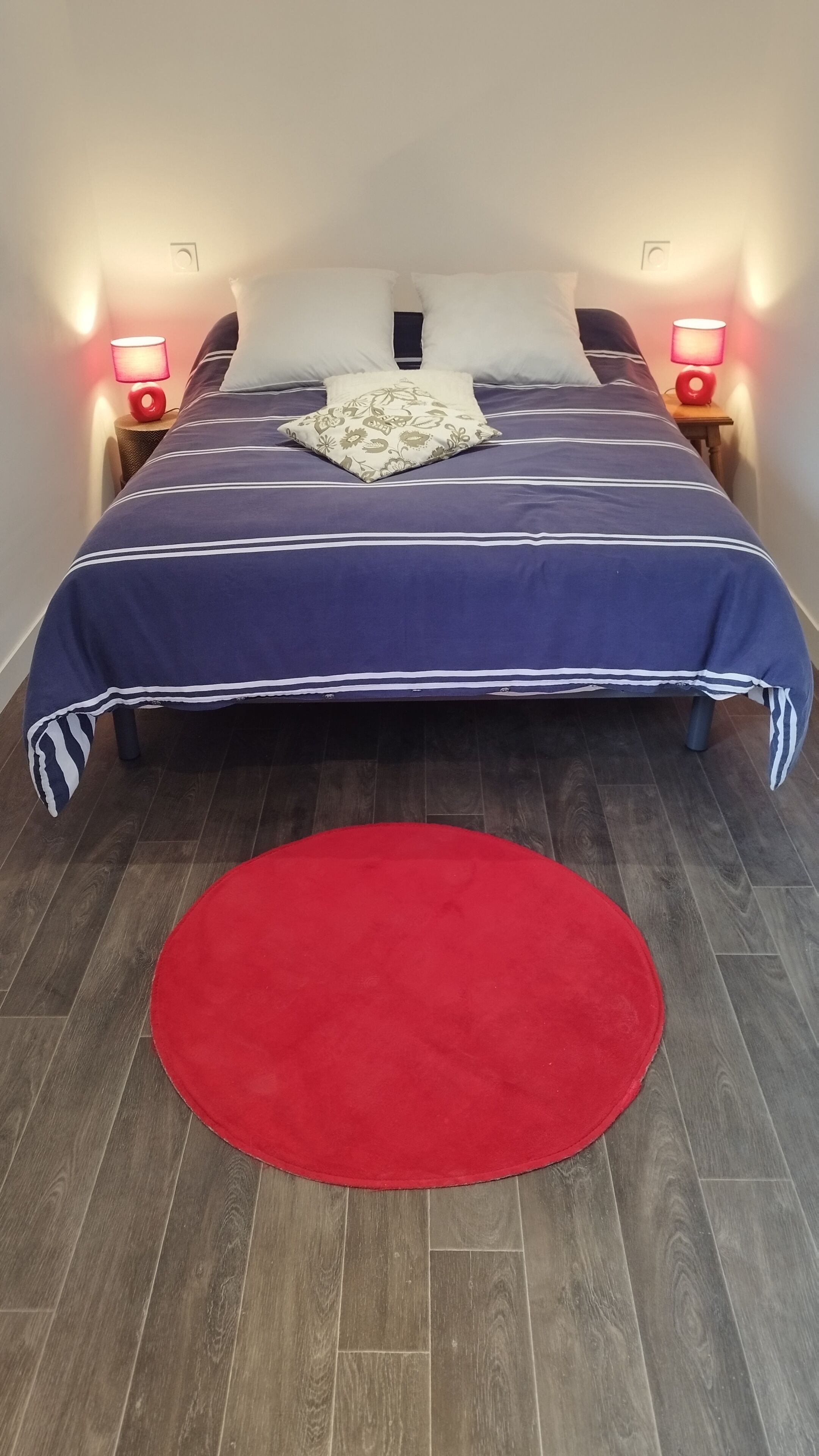 3 habitaciones, tabla de planchar con plancha y ropa de cama 