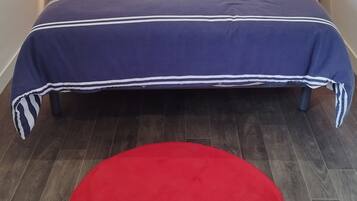 3 habitaciones, tabla de planchar con plancha y ropa de cama