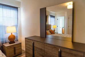 4 Schlafzimmer, Zimmersafe, Schreibtisch, Bügeleisen/Bügelbrett