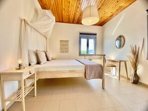 4 habitaciones, escritorio y tabla de planchar con plancha 