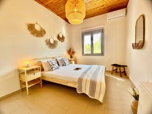 4 bedrooms, desk, iron/ironing board, travel cot