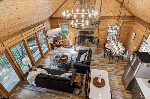 Golf Resort Cabin w Hot Tub Firepit Pool