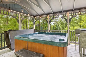 2 bedrooms - Golf Resort Cabin w Hot Tub Firepit Pool (Gatlinburg)