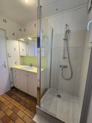 Shower, hair dryer, towels, toilet paper