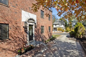 Exterior - A1 @ Auberge - Charming 1-bedroom apartment with WiFi, AC in delightful Ardmore (Ardmore)