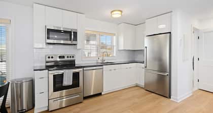 A1 @ Auberge - Charming 1-bedroom apartment with WiFi, AC in delightful Ardmore