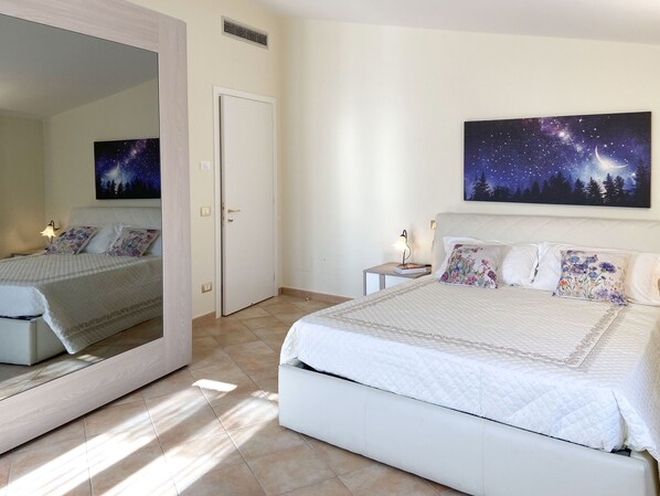 1 chambre, coffre-fort, fer et planche à repasser