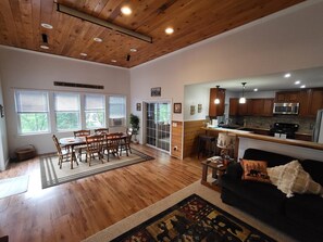 TV - Spacious, modern, home by the lake (Northville)