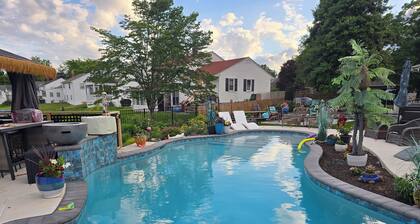 Mini Aruba Glamper in Dover with WiFi, AC and guest access to backyard oasis