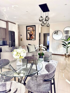 Apartment, 2 Bedrooms, Smoking, Balcony | Dining room