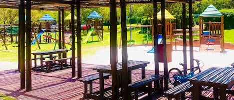 Apartemen, 2 kamar tidur, Boleh Merokok, balkon | Area anak-anak