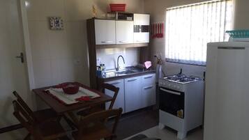 Geladeira, micro-ondas, cooktop, chaleira elétrica