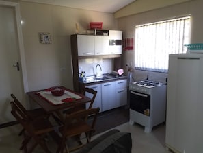 Kühlschrank, Mikrowelle, Herdplatte, Wasserkocher