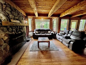 Smart-tv, een open haard, tafelvoetbal en boeken