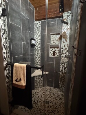 Een douche, een haardroger, handdoeken, zeep