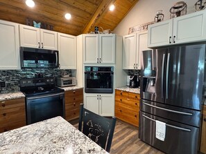 Fridge, microwave, oven, stovetop - Creek & Peak Hideaway (Black Hawk)