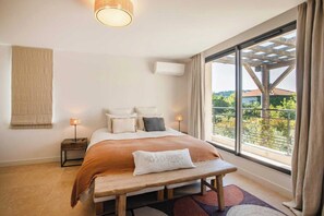 5 habitaciones, tabla de planchar con plancha y cuna de viaje