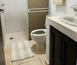 Serviettes fournies, savon, papier toilette