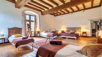 10 slaapkamers, een strijkplank/strijkijzer, wifi, beddengoed