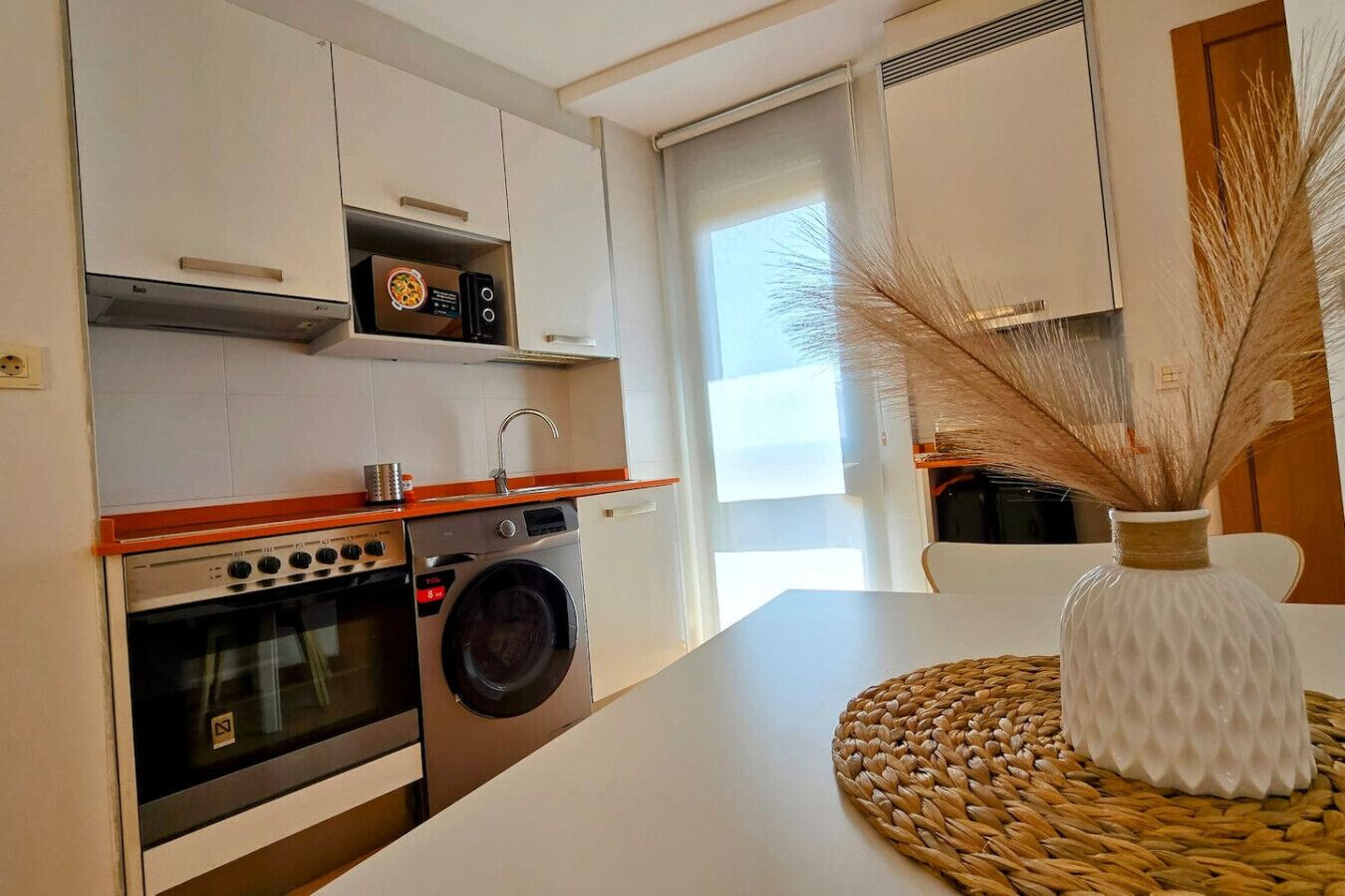 Frigorífico, microondas, horno y placa de cocina